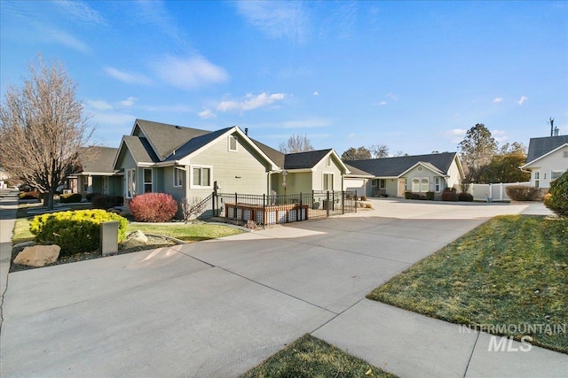 view of front of house featuring a front lawn