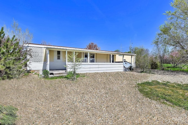 manufactured / mobile home featuring a porch