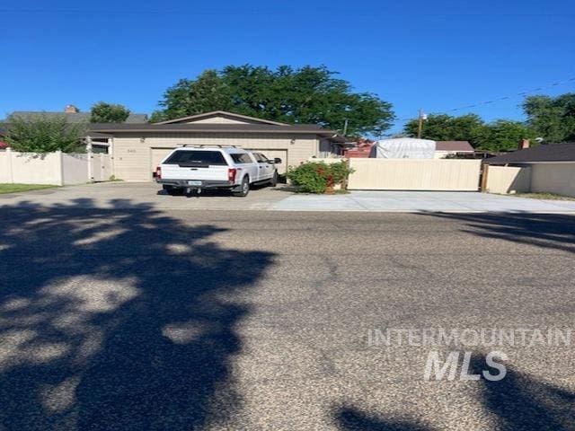 view of front facade with fence and driveway