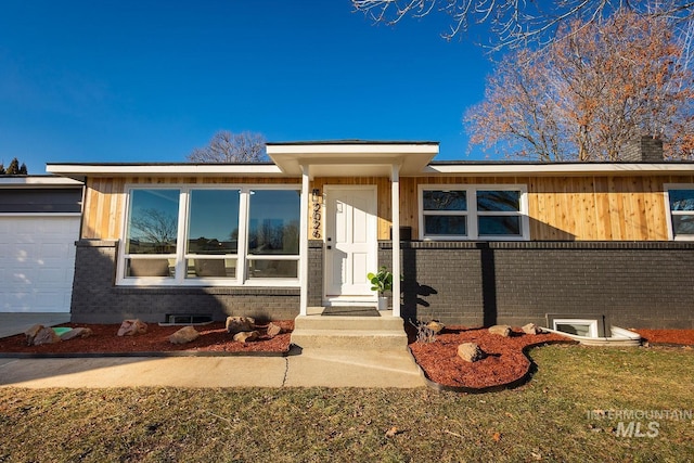 view of front of property featuring a garage and a front lawn