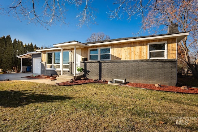 view of front of property featuring a garage and a front yard