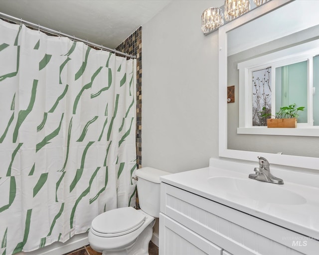 full bathroom with a chandelier, toilet, vanity, and a shower with curtain