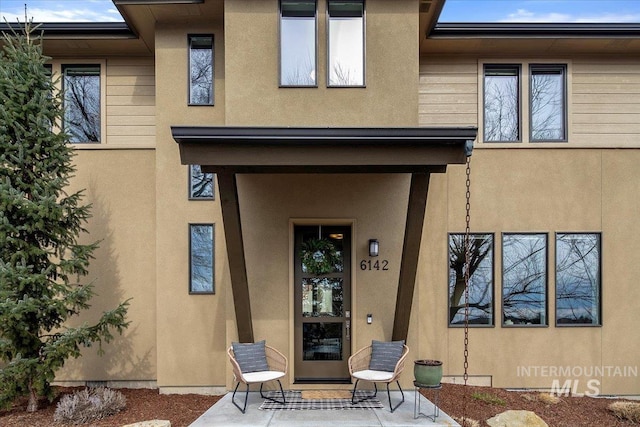 property entrance featuring stucco siding