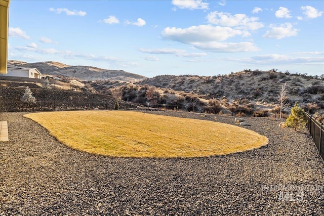 view of yard featuring a mountain view