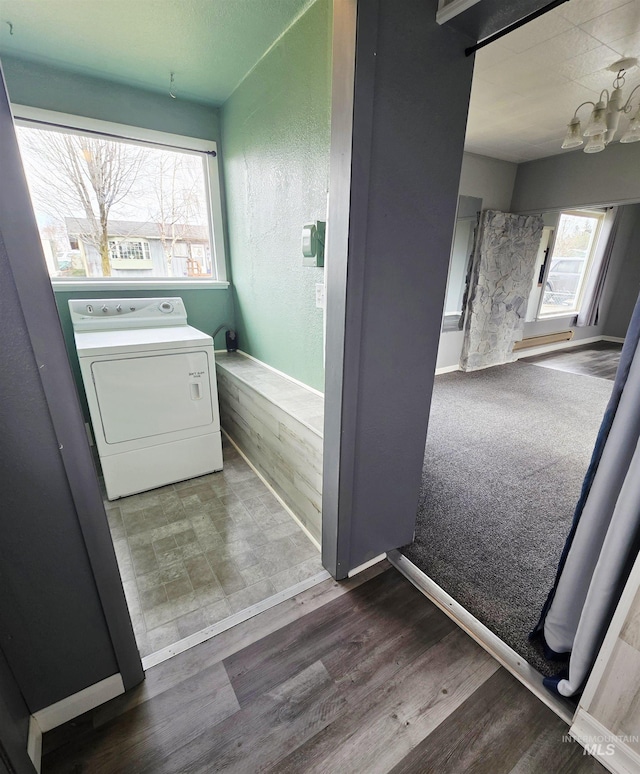522 Ellis Ave, Winchester, ID 83555 - laundry area featuring washer / dryer, a chandelier, and wood finished floors