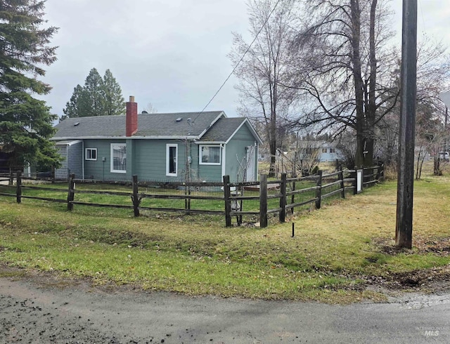 522 Ellis Ave, Winchester, ID 83555 - ranch-style home with a chimney and fence
