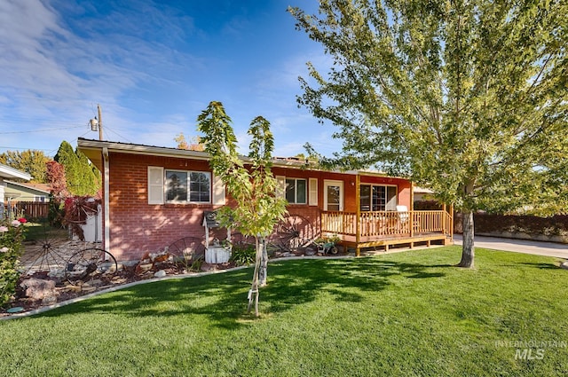 view of front of house featuring a wooden deck and a front lawn