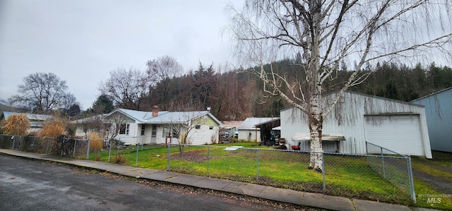 view of front of property featuring a front lawn and a garage