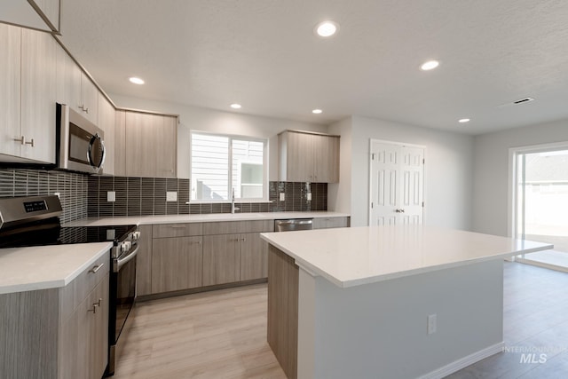 2059 N Thunderbolt St, Mountain Home, ID 83647 - kitchen with stainless steel appliances, healthy amount of natural light, a sink, light wood-style flooring, and recessed lighting