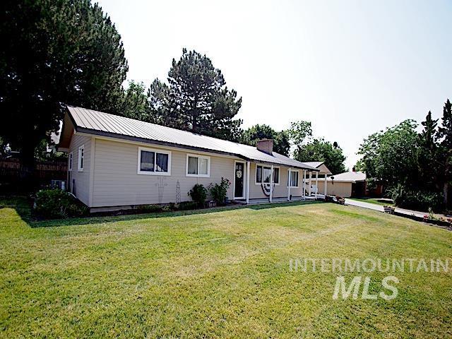 ranch-style house with a front yard