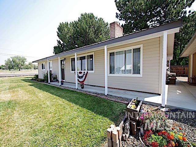 view of front of home featuring a front yard