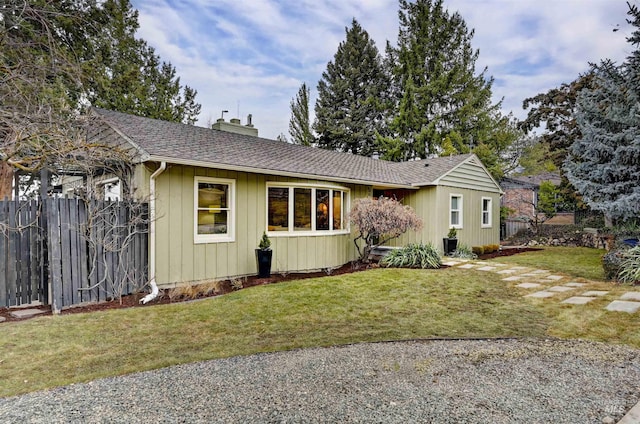 view of front facade featuring a front yard