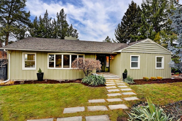 single story home featuring a front yard