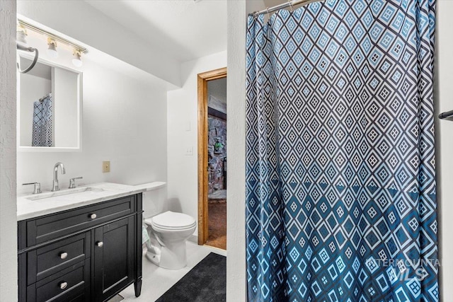 bathroom with a shower with shower curtain, vanity, and toilet