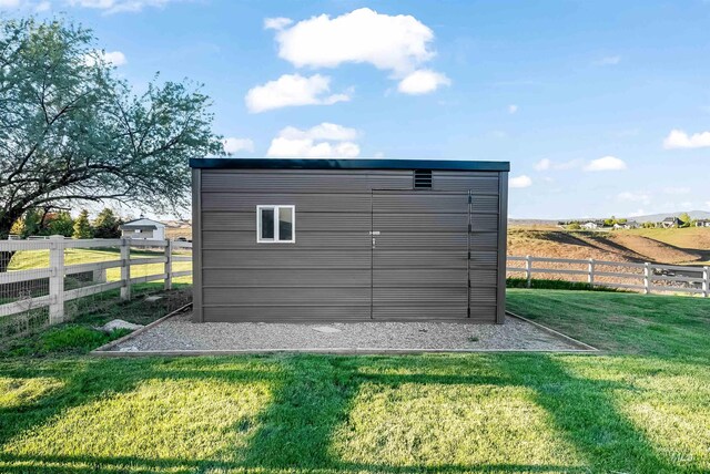 view of outdoor structure featuring an outdoor structure and fence