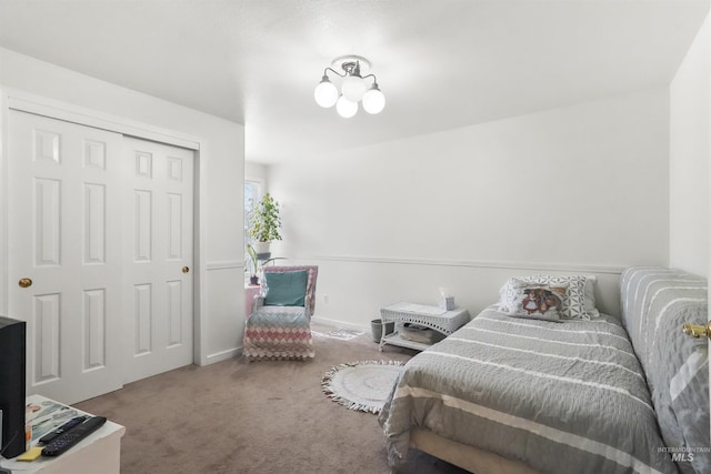 bedroom featuring carpet flooring, baseboards, and a closet