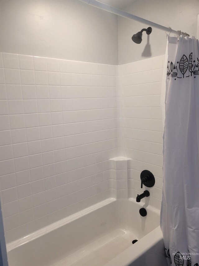 bathroom with shower / tub combo