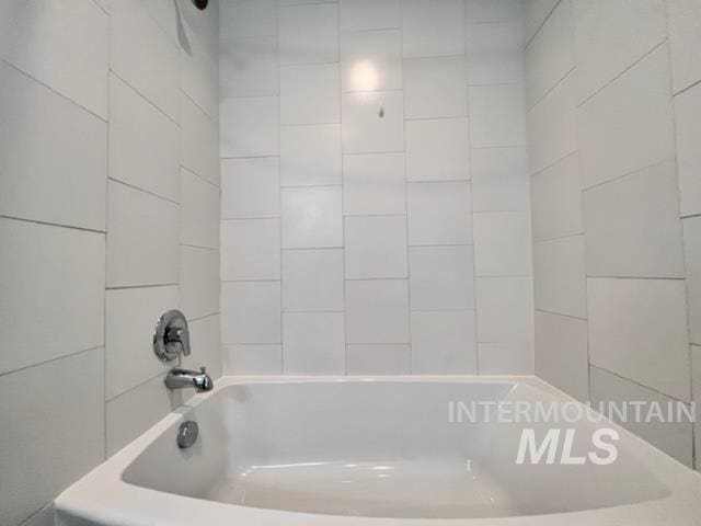 bathroom featuring tiled shower / bath