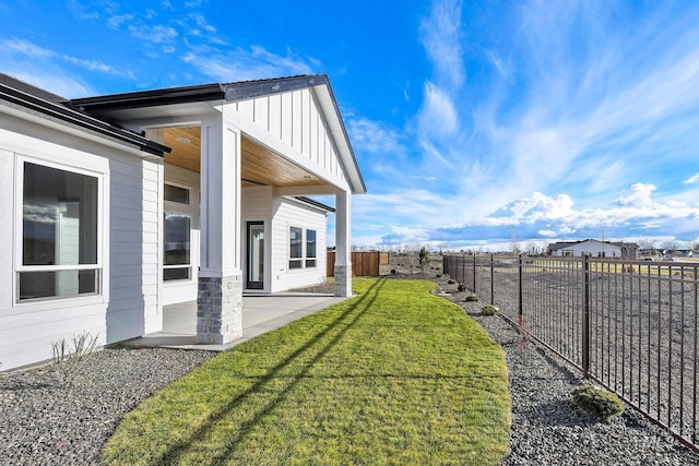 view of yard featuring a patio area