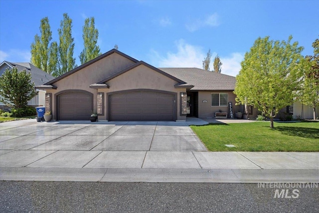 view of front of house featuring stucco siding, an attached garage, driveway, and a front yard