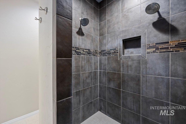 bathroom featuring a tile shower