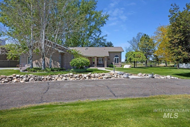 34 S 150 E, Burley, ID 83318 - single story home featuring a front lawn