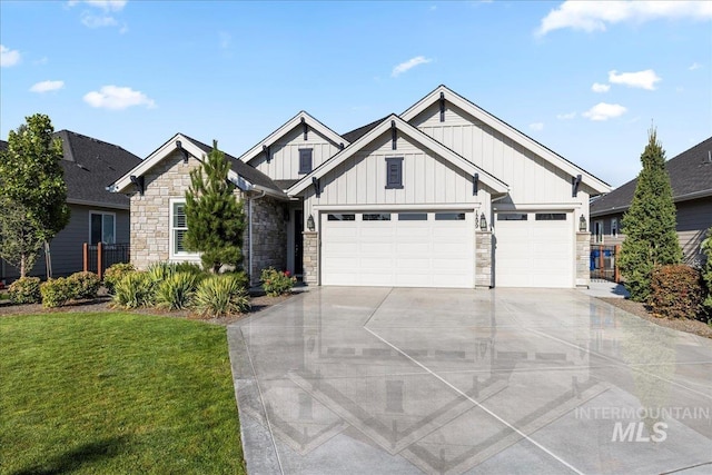 craftsman inspired home featuring a garage and a front yard