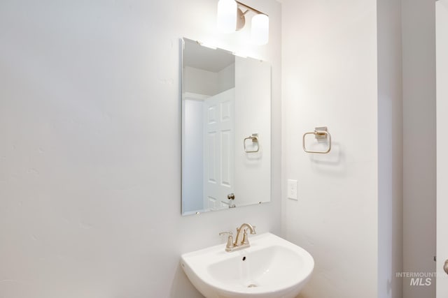 bathroom featuring sink