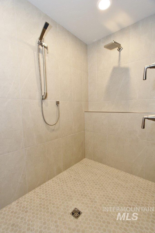 bathroom featuring a tile shower