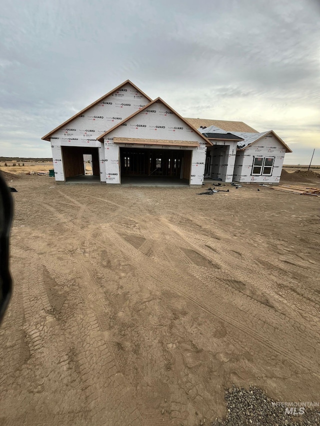 view of front of property featuring a garage and driveway