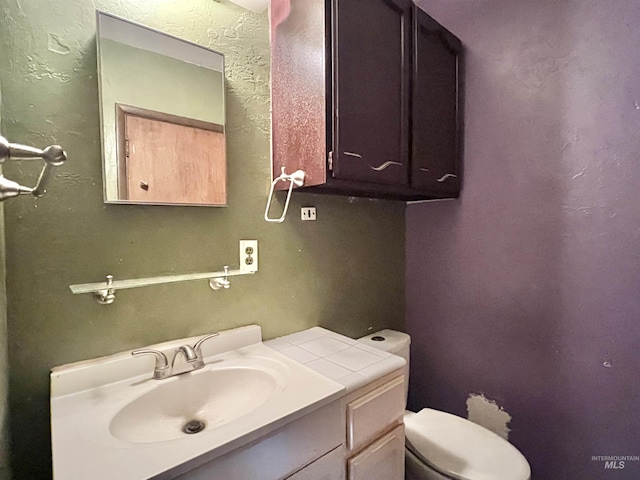 278 Taylor St, Twin Falls, ID 83301 - bathroom featuring toilet, vanity, and a textured wall