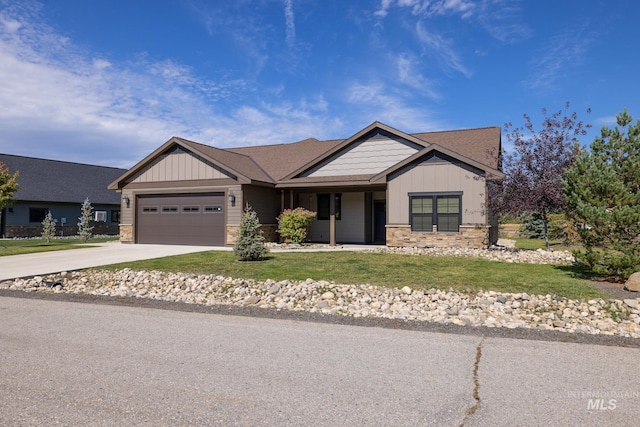 view of front facade featuring a front lawn and a garage