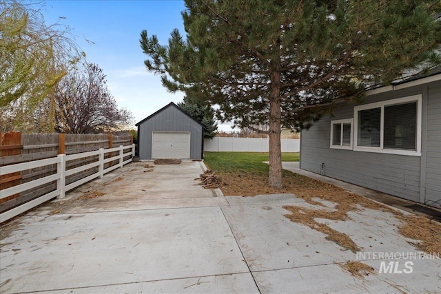 view of yard featuring an outbuilding and a garage