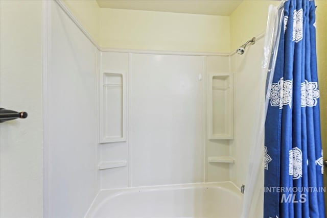 2429 Cherry St, Caldwell, ID 83605 - bathroom featuring shower / tub combo