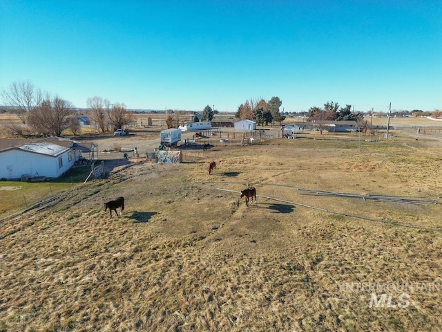 view of yard featuring a rural view