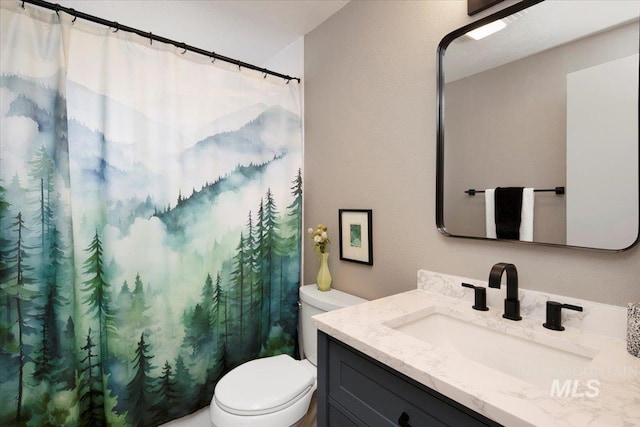 full bath with toilet, a shower with shower curtain, and vanity