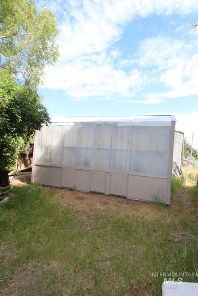 view of yard featuring an outbuilding