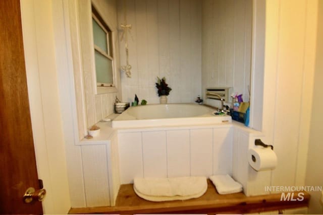 bathroom featuring a washtub