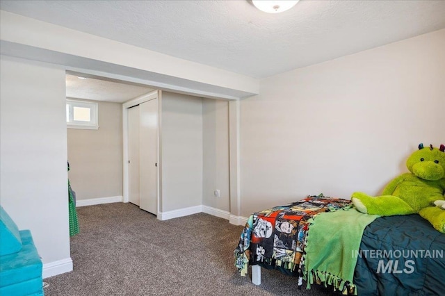 bedroom featuring carpet floors, baseboards, and a closet