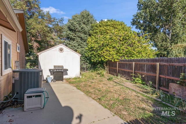 1548 N Vineyards Ave, Meridian, ID 83642 - fenced backyard with cooling unit and a patio area
