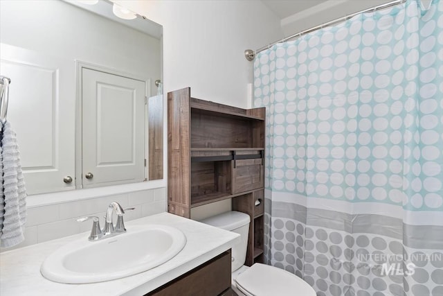 full bathroom featuring decorative backsplash, toilet, a shower with curtain, and vanity