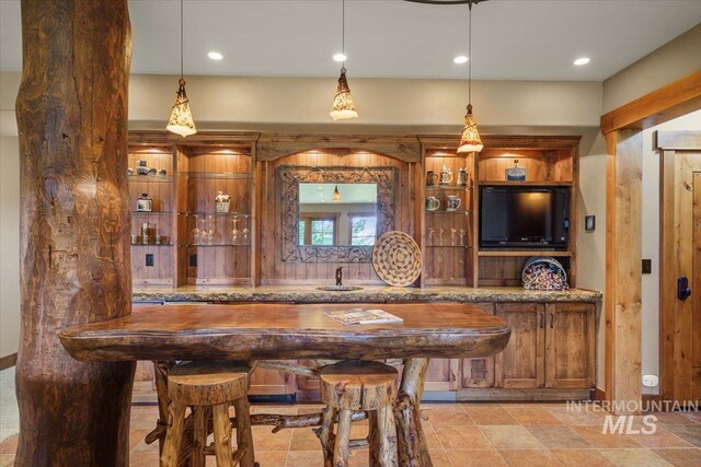 370 Blackhawk Lake Dr, Mccall, ID 83638 - indoor bar featuring pendant lighting and recessed lighting