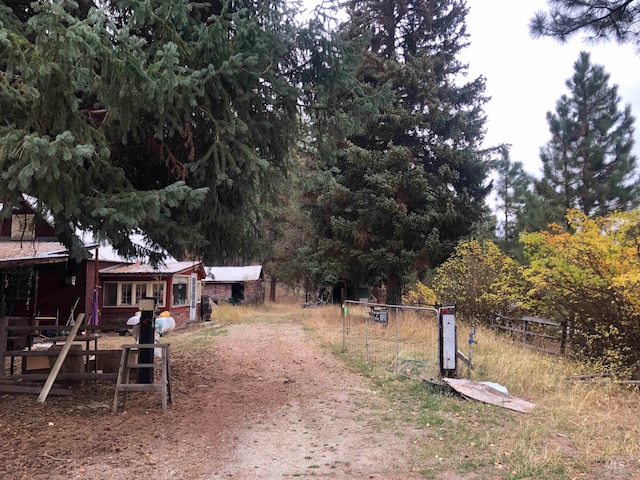 view of yard featuring an outbuilding