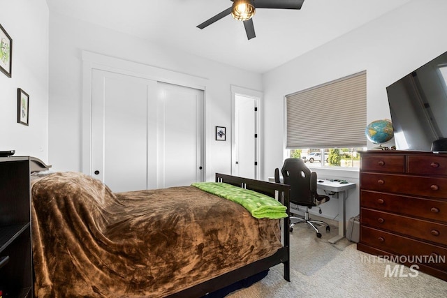 bedroom featuring an office area, ceiling fan, a closet, and carpet floors