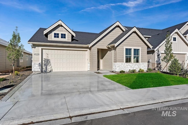 craftsman-style house featuring a front lawn