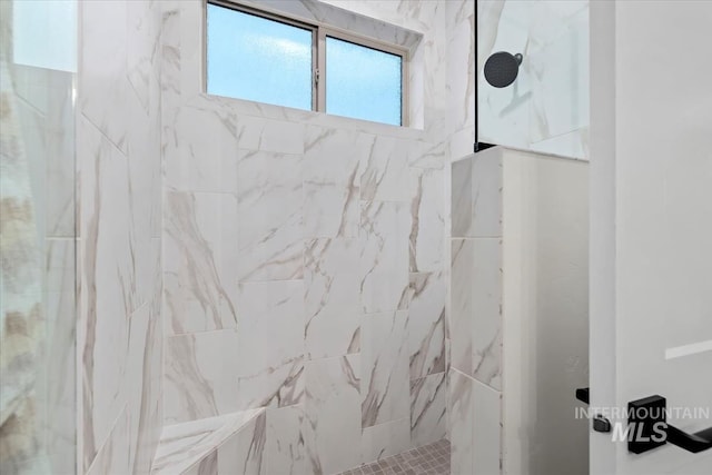 bathroom featuring a tile shower