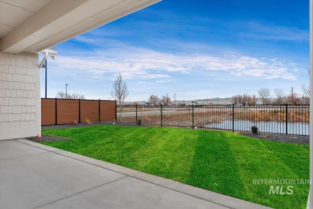 view of yard featuring a water view