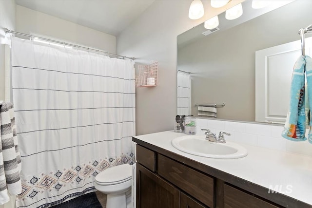 22924 Fargo Rd, Parma, ID 83660 - full bathroom featuring a shower with curtain, toilet, vanity, and visible vents