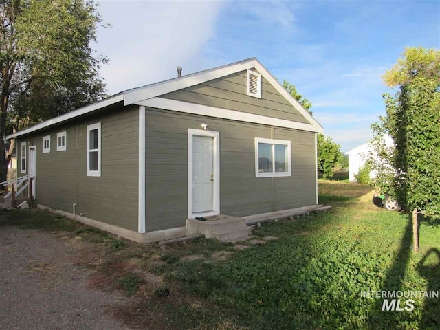 1060 E 10th S, Mountain Home, ID 83647 - back of property with entry steps