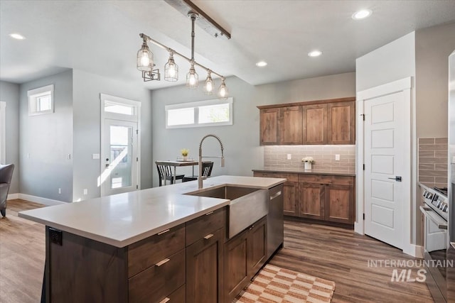 kitchen featuring a sink, tasteful backsplash, stainless steel appliances, and plenty of natural light